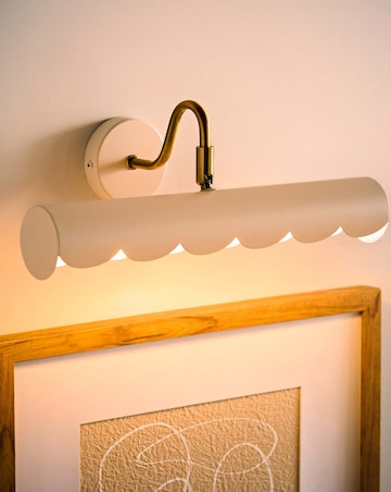 ValueLights Millie Scallop Picture Wall Light