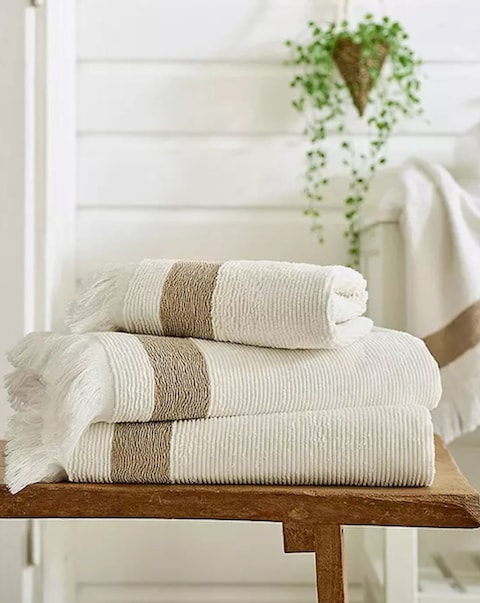 The Lyndon Company Oakwood Ridge Textured Fringed Towel