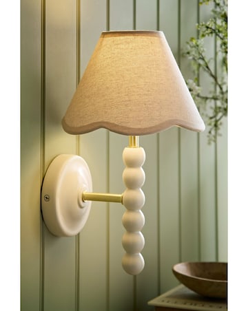 ValueLights Bobble Cream Wall Light with Natural Trim Scallop Shade