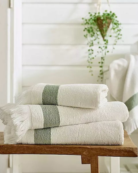 The Lyndon Company Oakwood Ridge Textured Fringed Towel