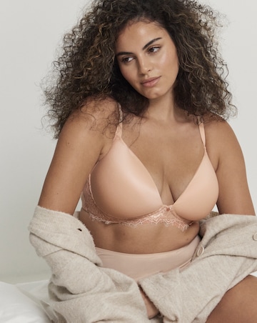 Smoothing Non Wired Padded Bra With Lace Detail