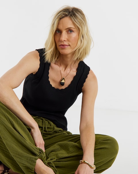 Black Scallop Edge Vest