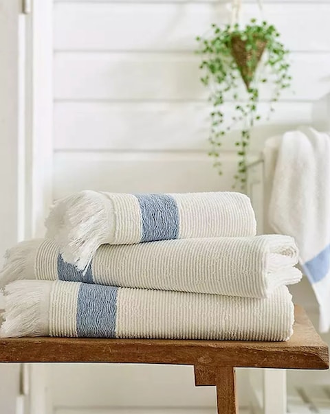 The Lyndon Company Oakwood Ridge Textured Fringed Towel