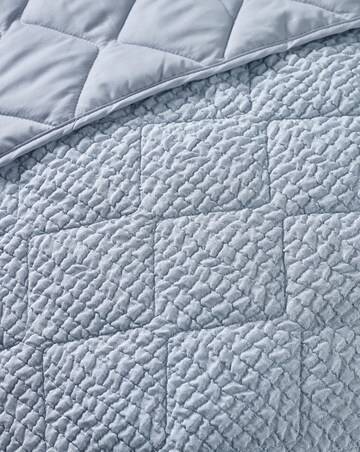 Catherine Lansfield Crinkle Seersucker Bedspread