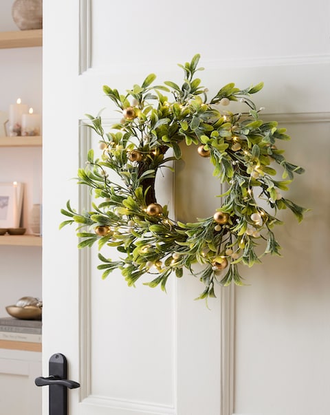 Pre-Lit Mistletoe Wreath 40cm