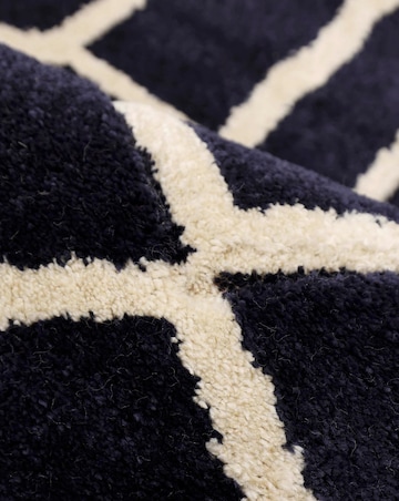 Newport Lattice Geometric Runner