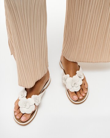 FitFlop White Gracie Flower Leather Flip-Flops - Standard Fit (D)