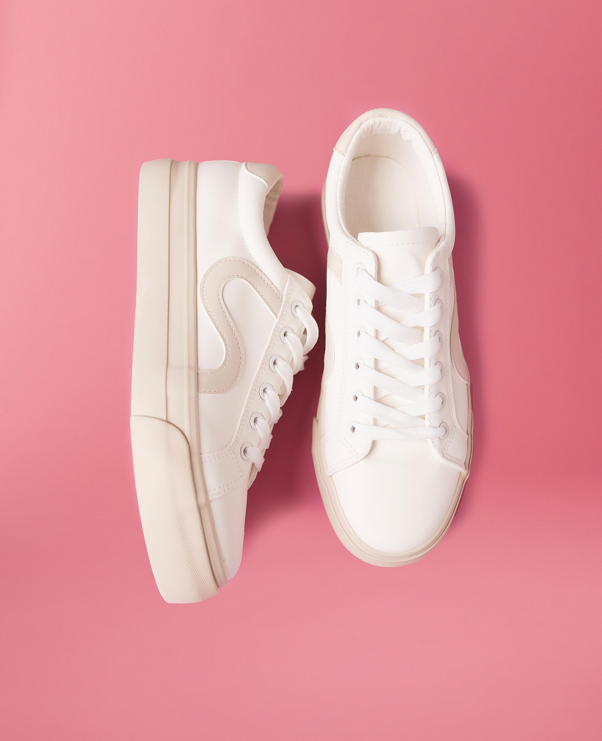 A pair of white tennis shoes