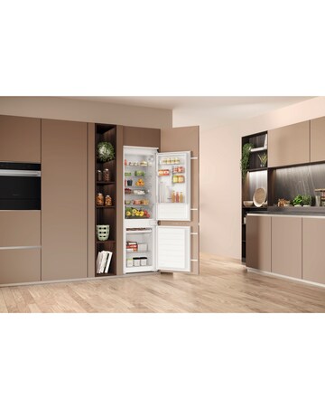 Hotpoint HTC18D011A1 Integrated 70/30 Fridge Freezer White + Install