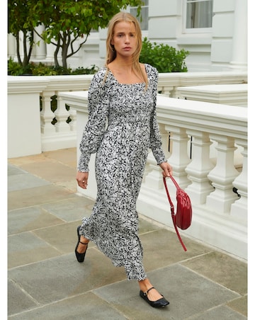 Ro&Zo Mono Floral Prit Shirred Midaxi Dress