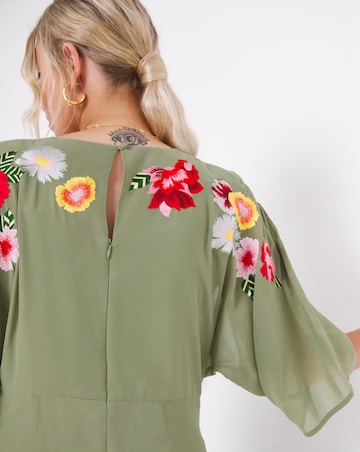 Hope & Ivy Cora Embroidered Maxi Dress