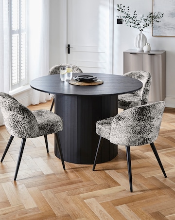 Addison Round Dining Table with 4 Savannah Chairs