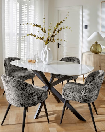 Brock Round Dining Table with 4 Savannah Chairs