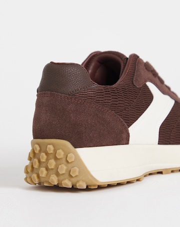 Akira Retro Runner Trainer - Wide Fit (E)