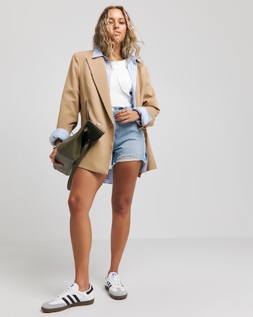 Light Wash Frayed Hem Short