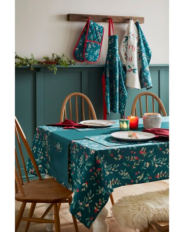 Catherine Lansfield Holly and Mistletoe Runner