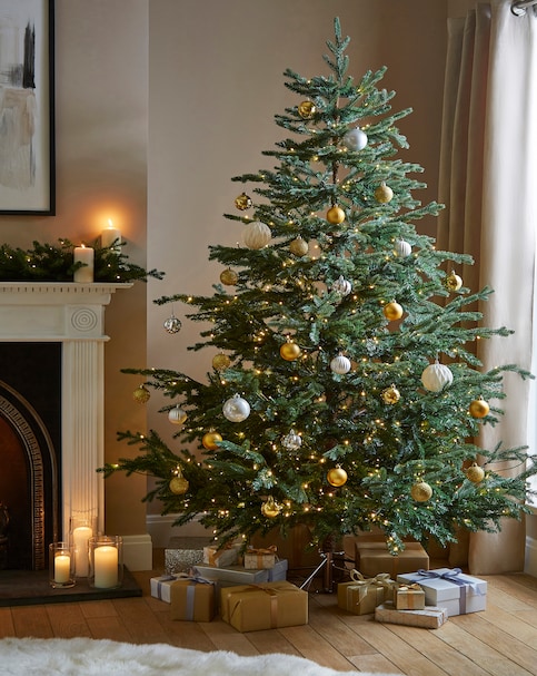 Helsinki Pre Lit Real Look Christmas Tre