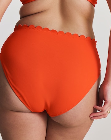 MAGISCULPT Medium Control Scallop Edge Bikini Bottoms