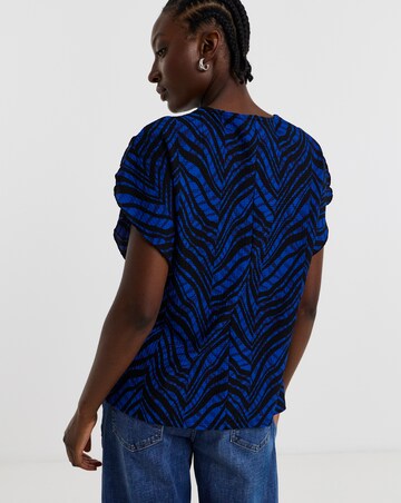 Flutter Sleeve Textured Top