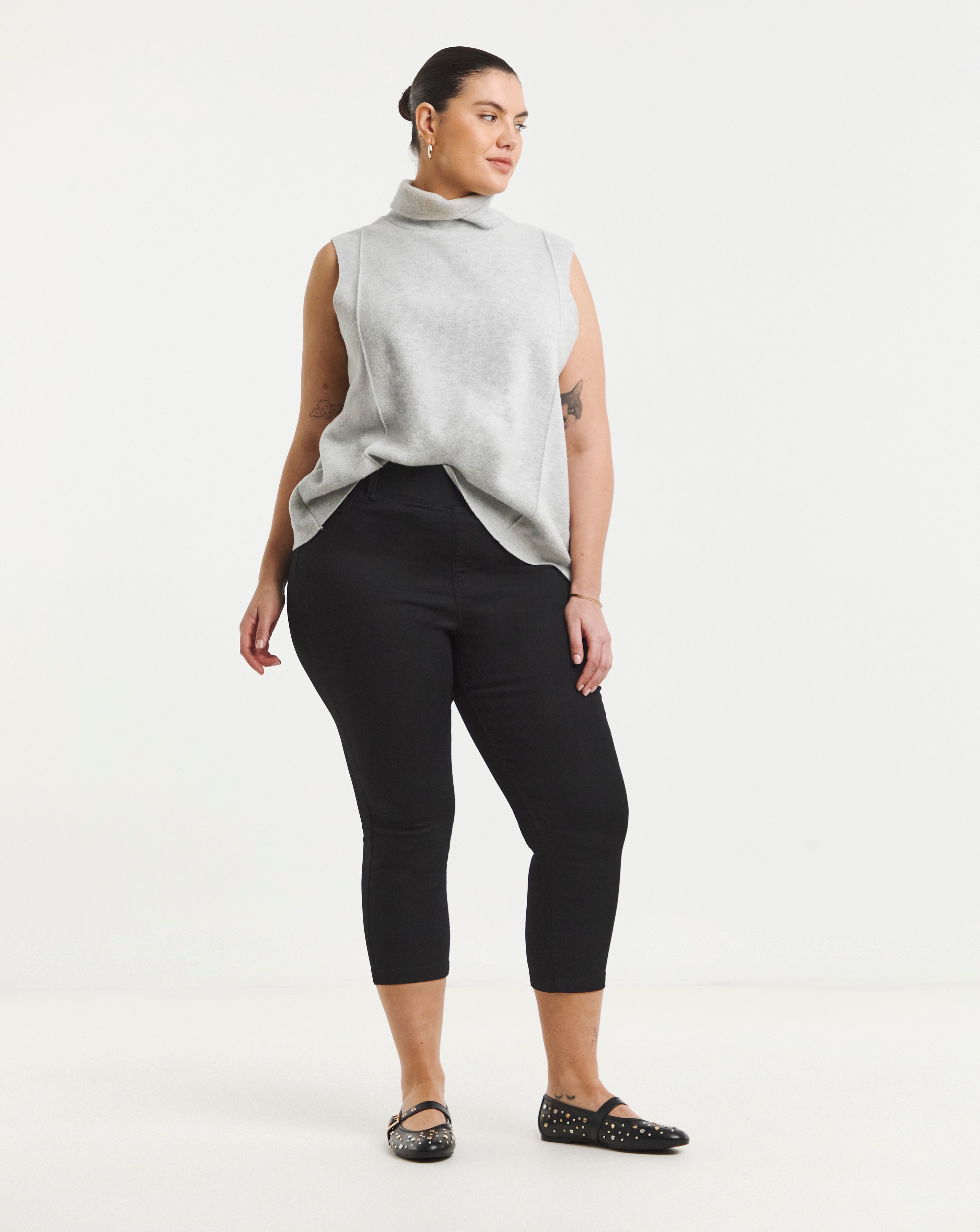 Black Pull On Capri Jegging