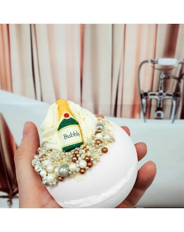 Bomb Cosmetics Here Comes Santa Bath Bomb Sack