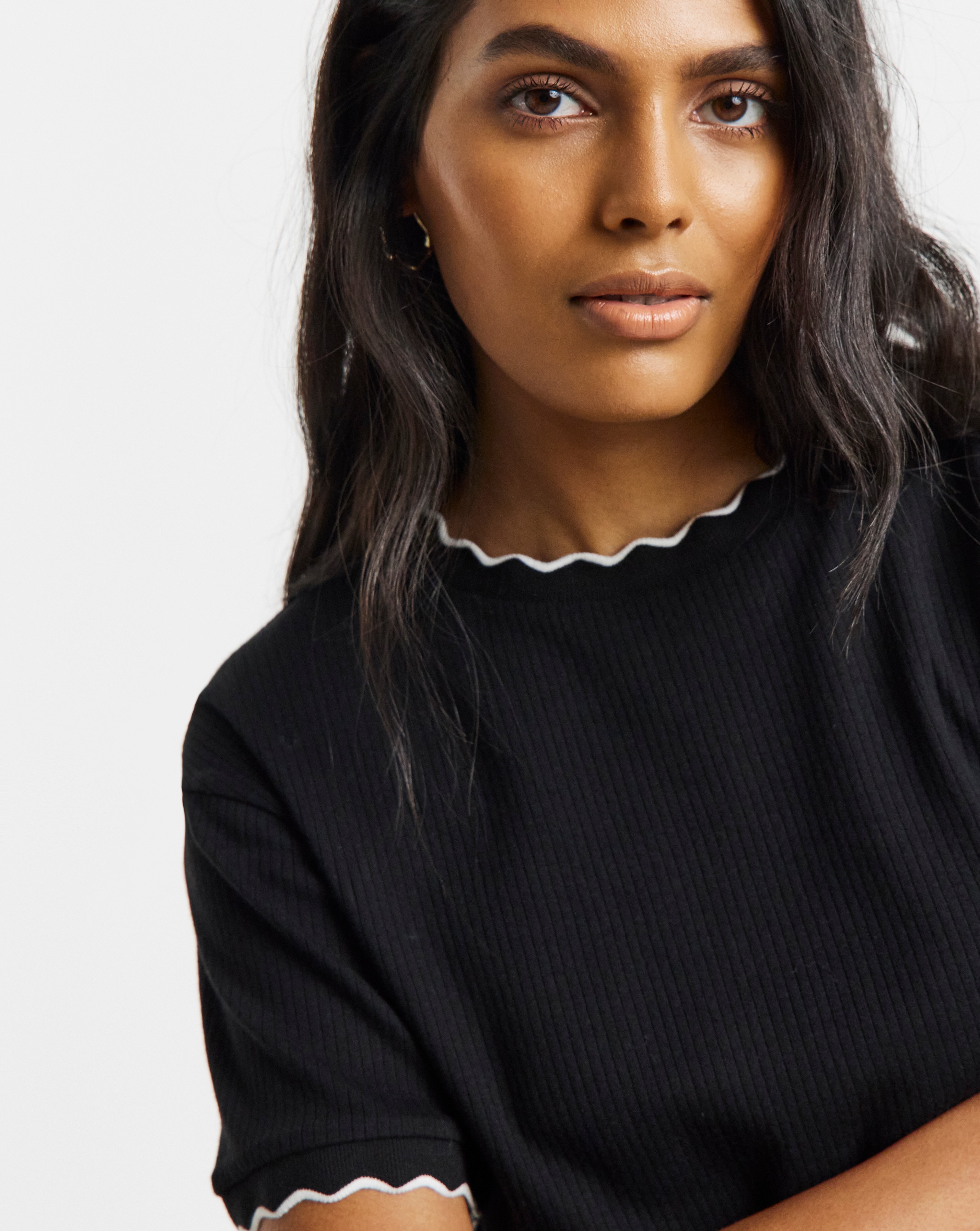 New In - Ribbed Slim Fit Scallop T-Shirt