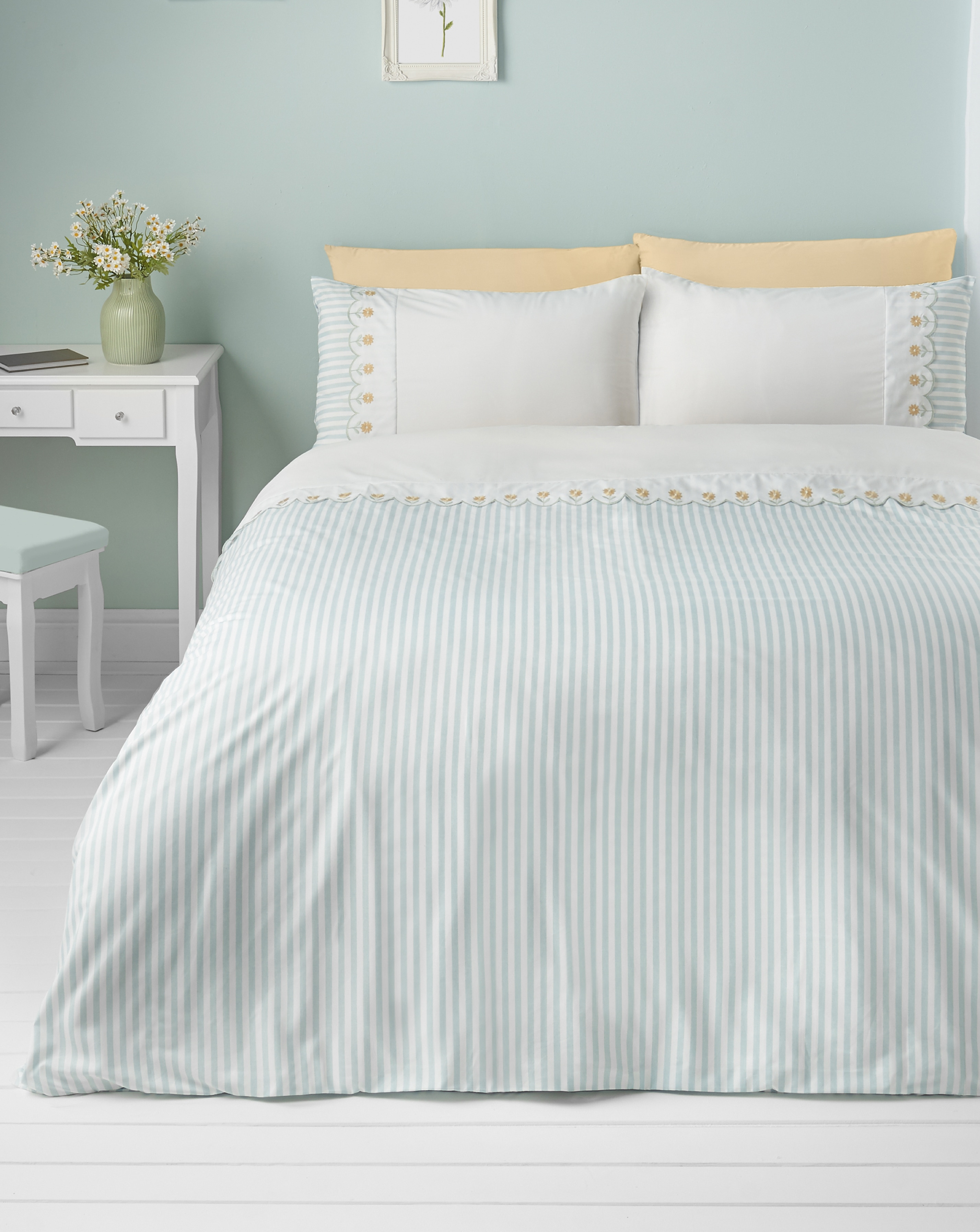 Catherine Lanfield Daisy Duvet Set