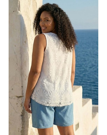 Roman Curve Sunflower Lace Texture Vest