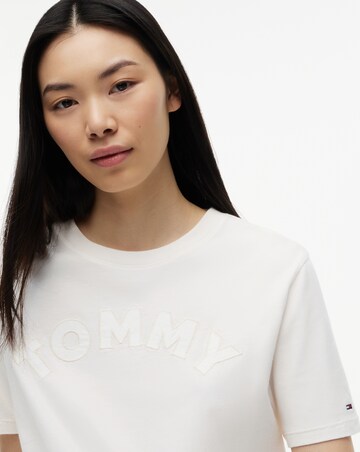 TOMMY JEANS RELAXED VARSITY TEE