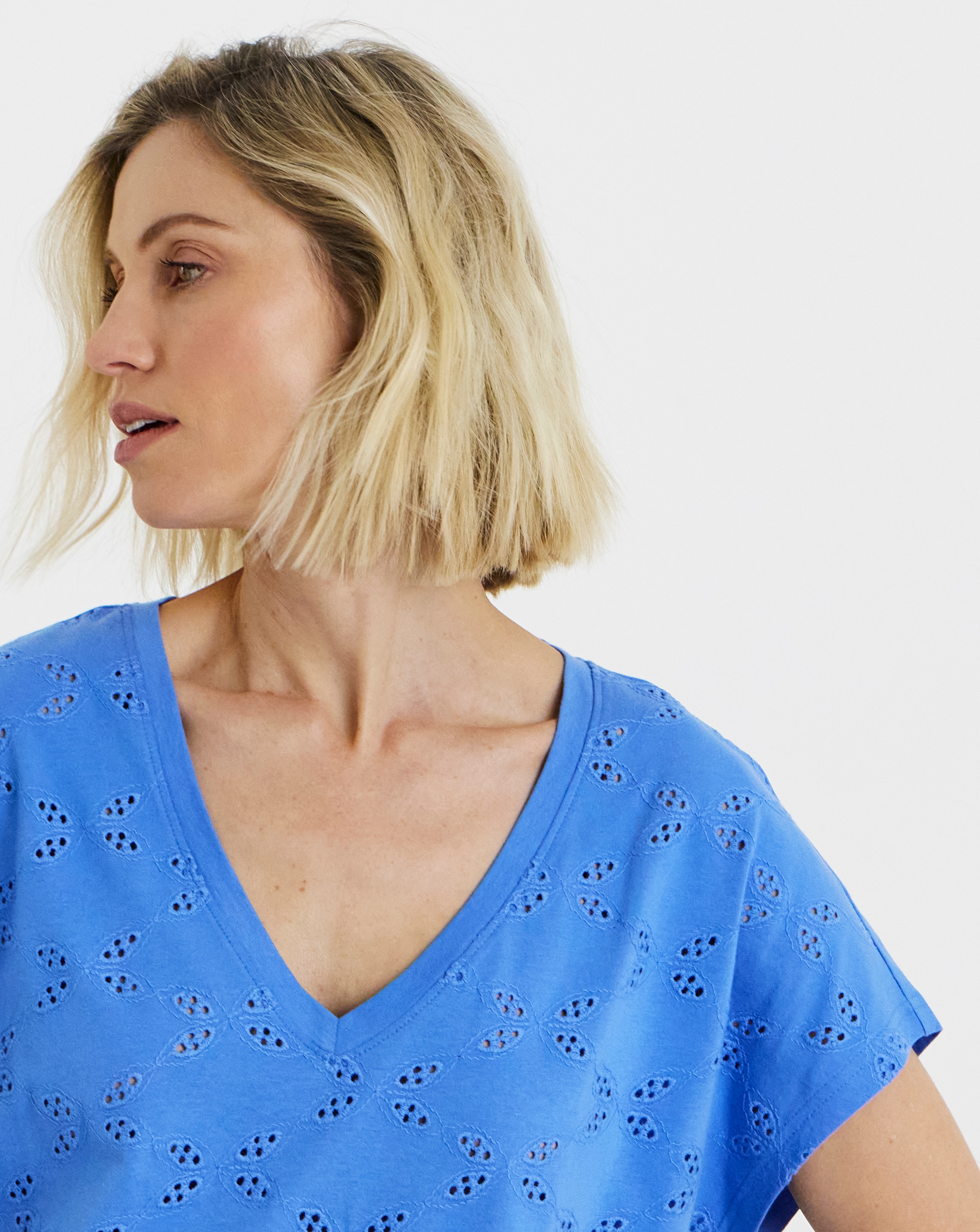 New In - Broderie V-Neck Short Sleeve T-Shirt