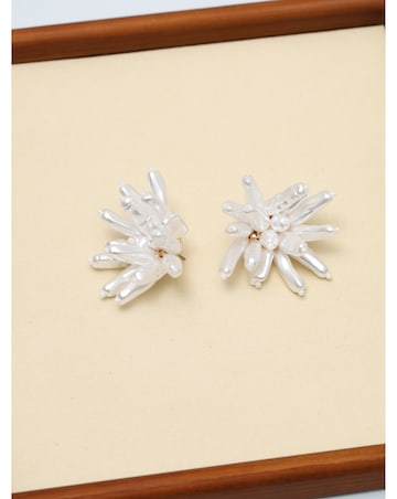 Mood Statement Pearl Floral Earrings