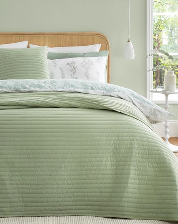 Catherine Lansfield Quilted Lines Bedspread
