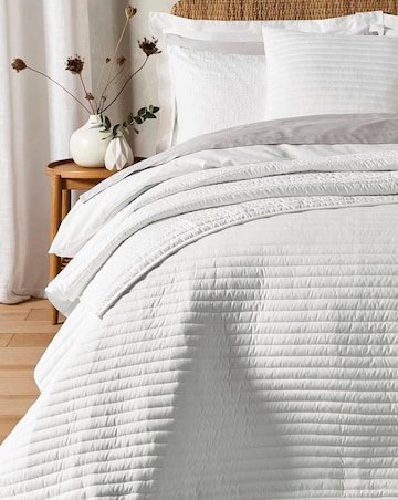 Catherine Lansfield Quilted Lines Bedspread