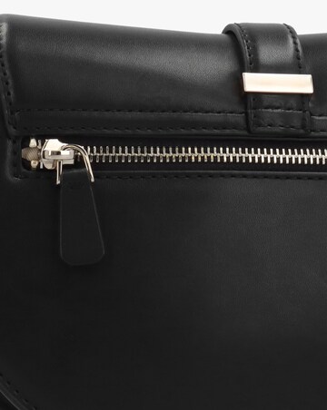 Guess Carrie Flap Black Shoulder Bag