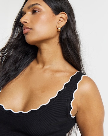 Black/White Contrast Scallop Rib Knit Vest