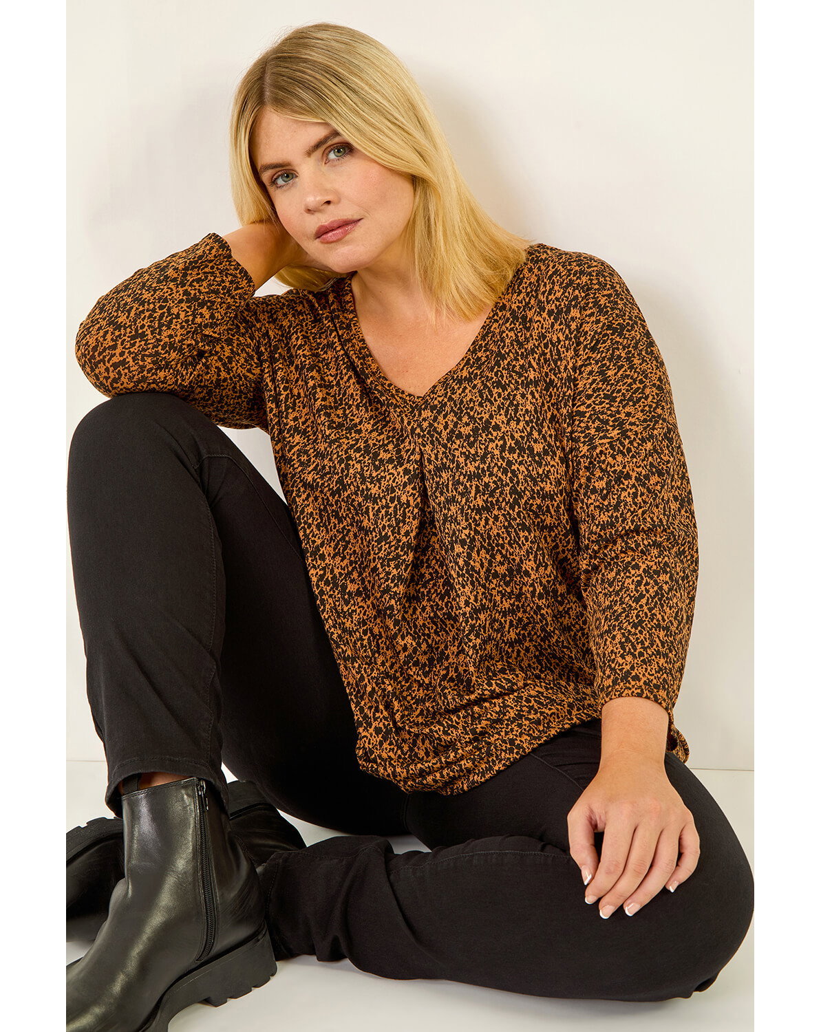 Roman Curve Spot Print V-Neck Tunic Top