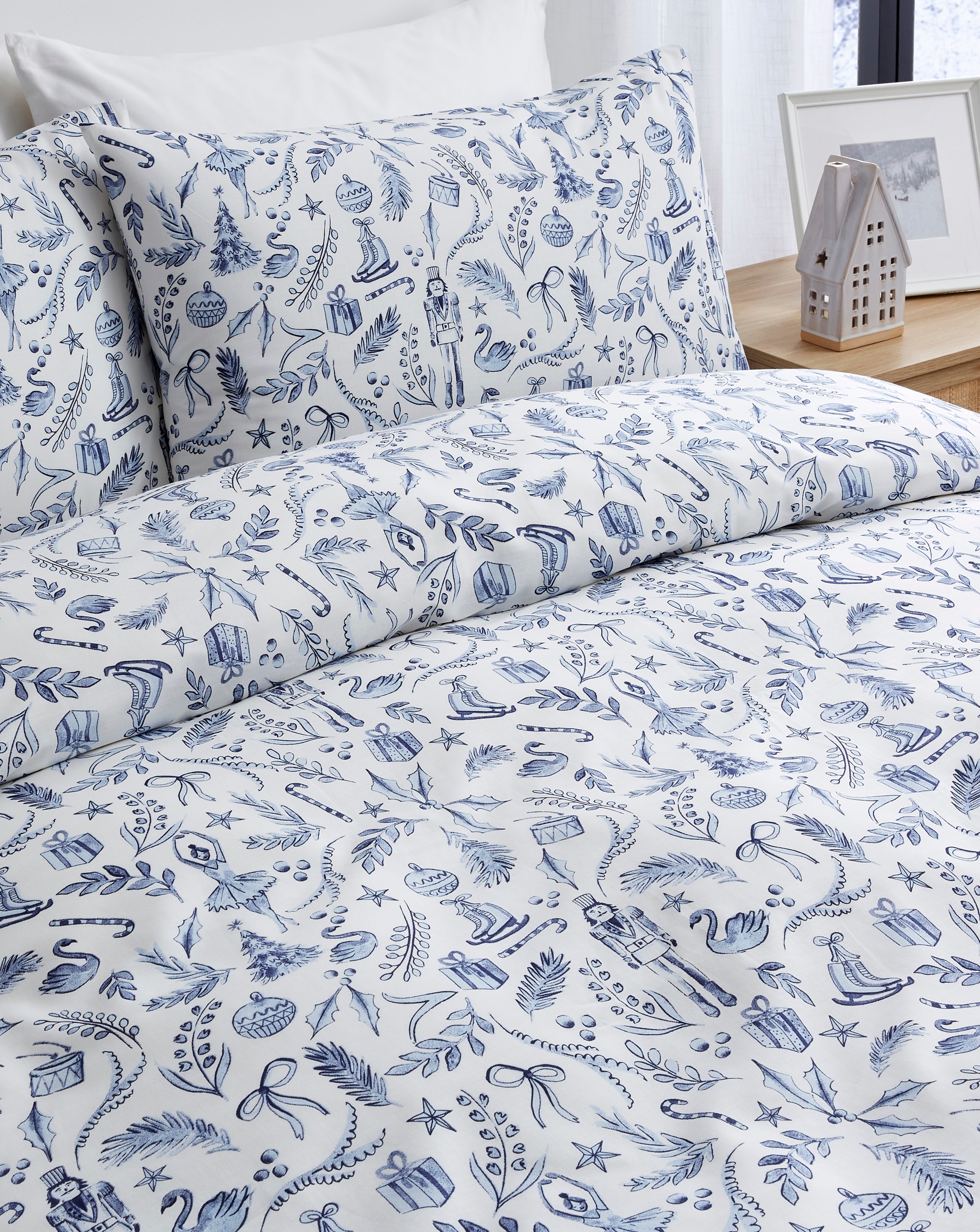 Festive Vintage Toile Duvet Cover Set