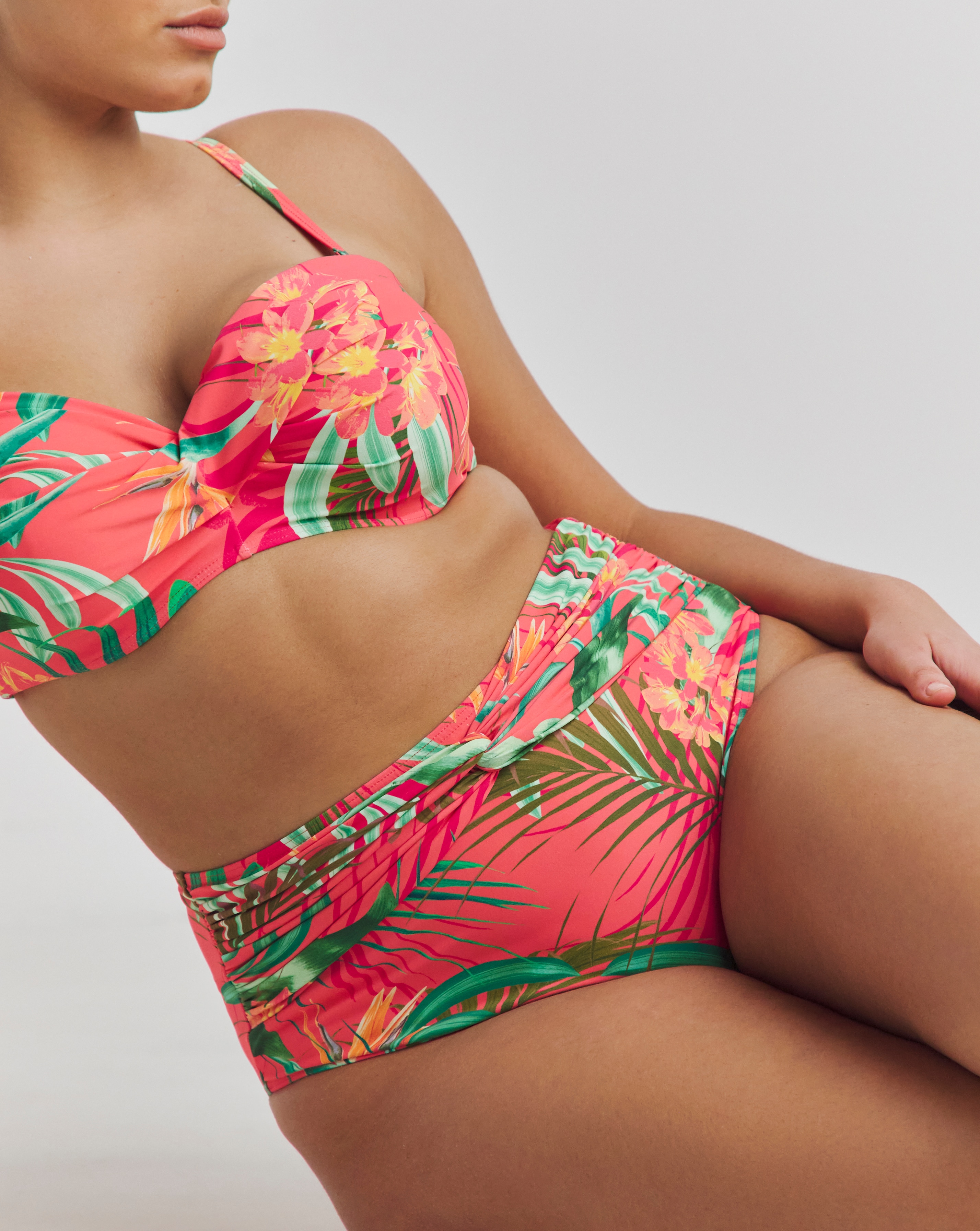 MAGISCULPT Twist Front Bikini Brief