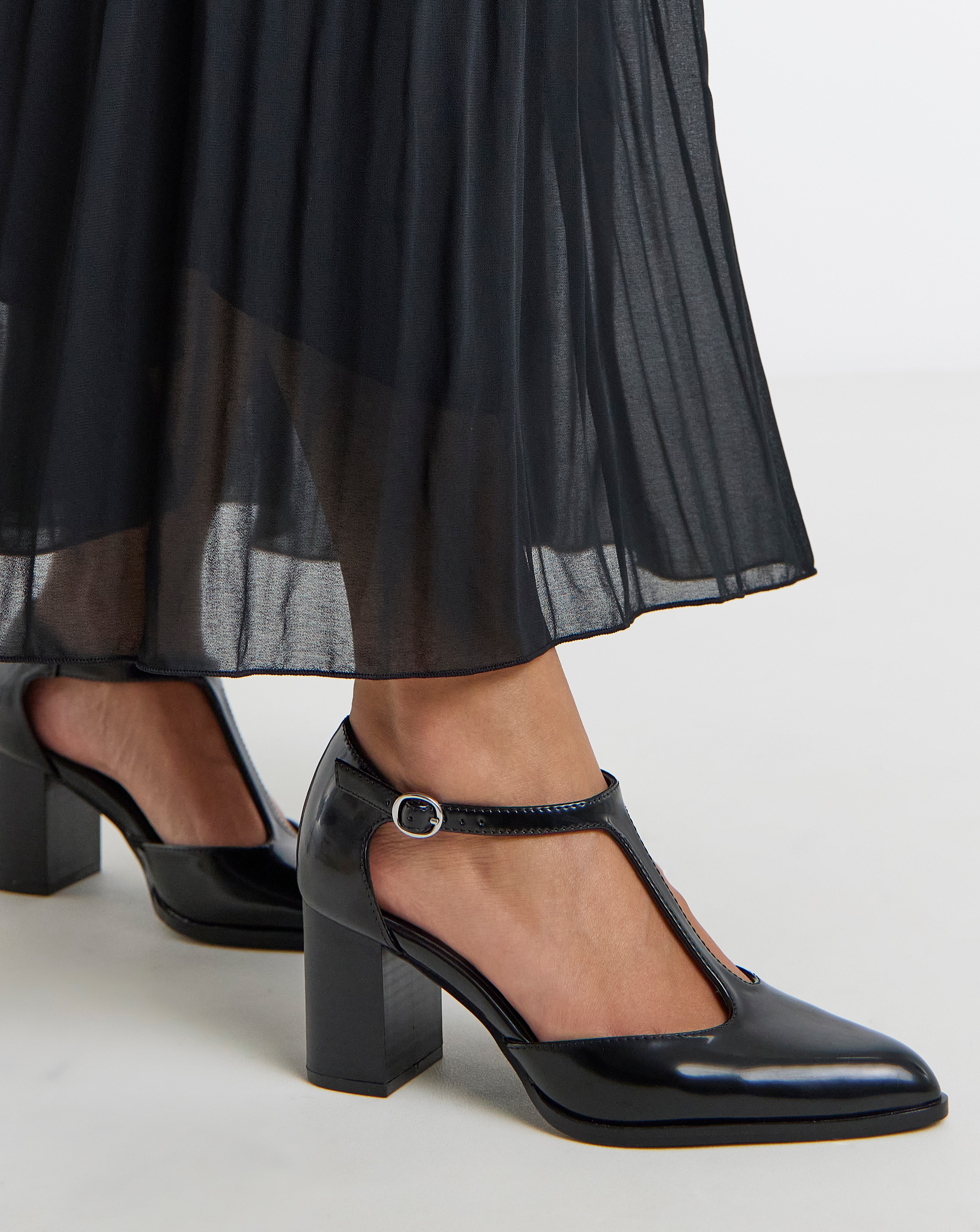 New In - Toe Part T Bar Heels Wide Fit