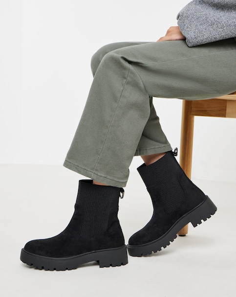 New In - Chunky Chelsea Boot Extra Wide