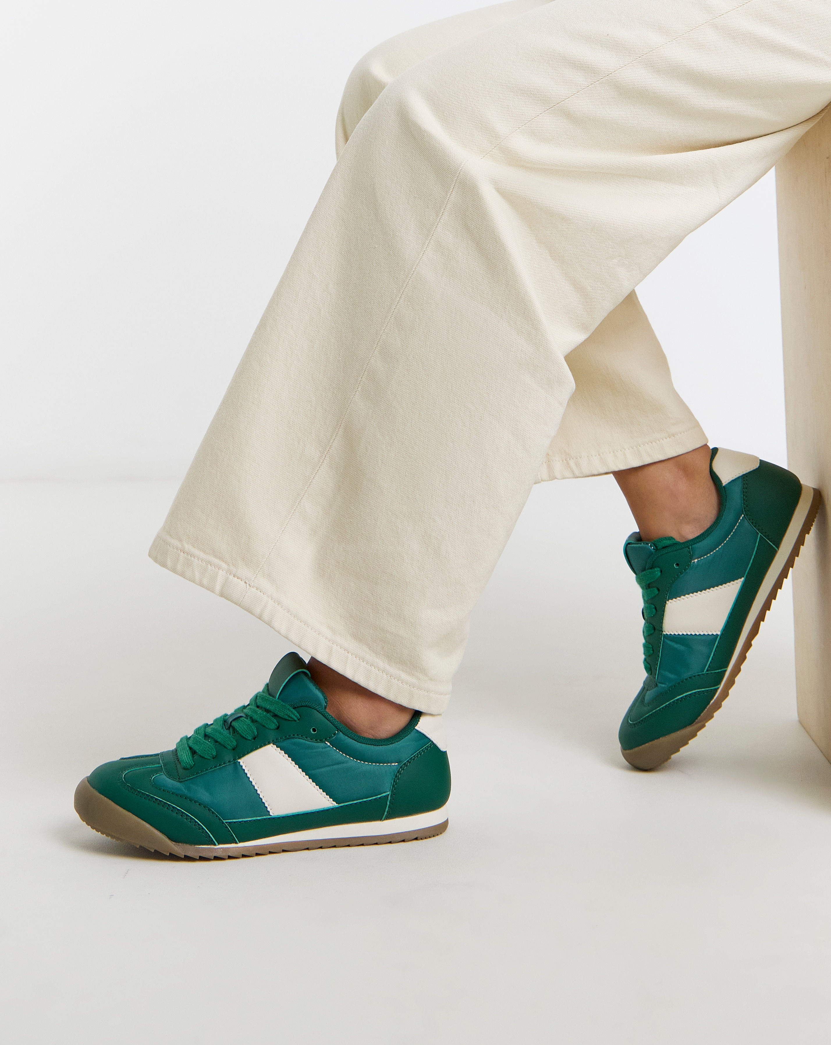 New In - Classic Retro Trainer Wide