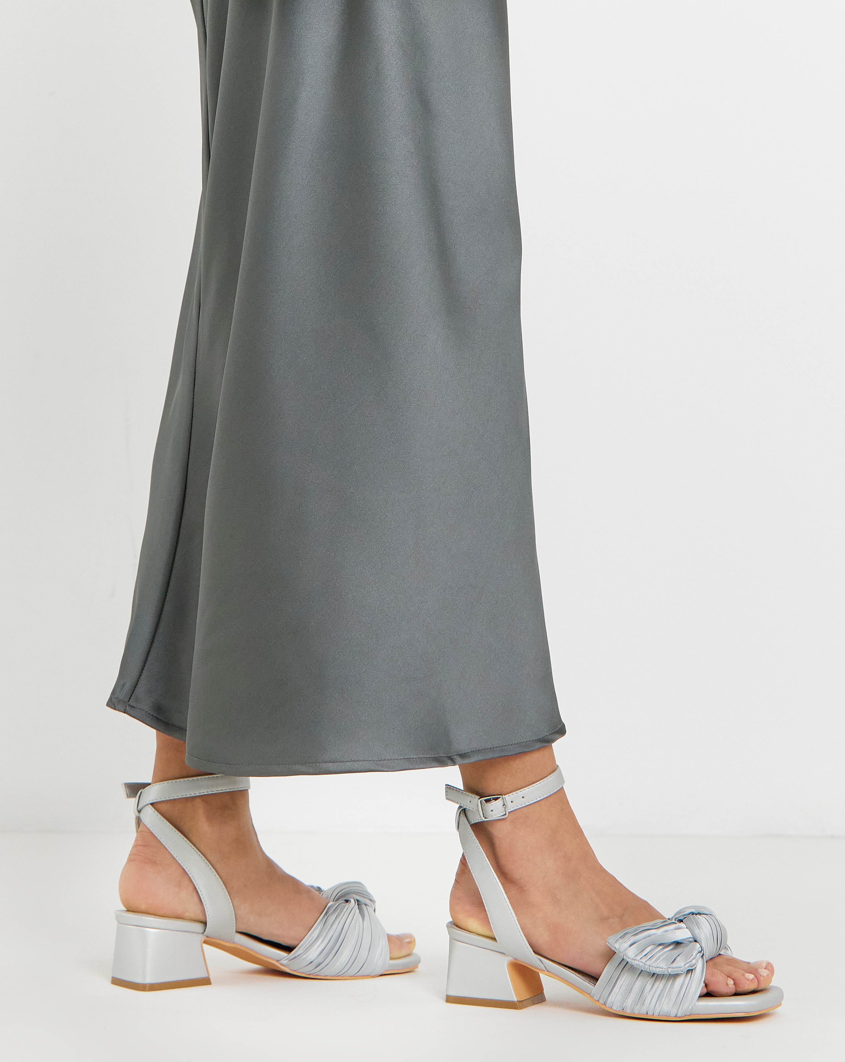 New In - Side Bow Heels Wide Fit